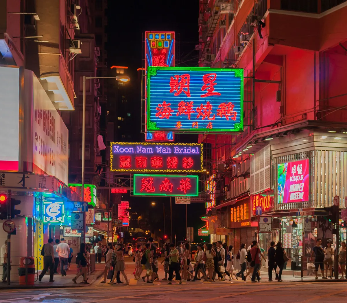 佐敦甘肅街夜景，由彌敦道望過去，招牌燈光